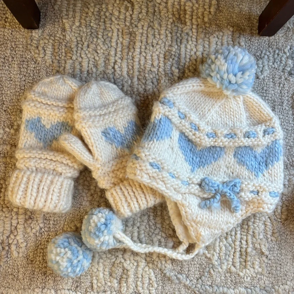 Children’s chunky knit toboggan and mittens set cream with pastel blue hearts